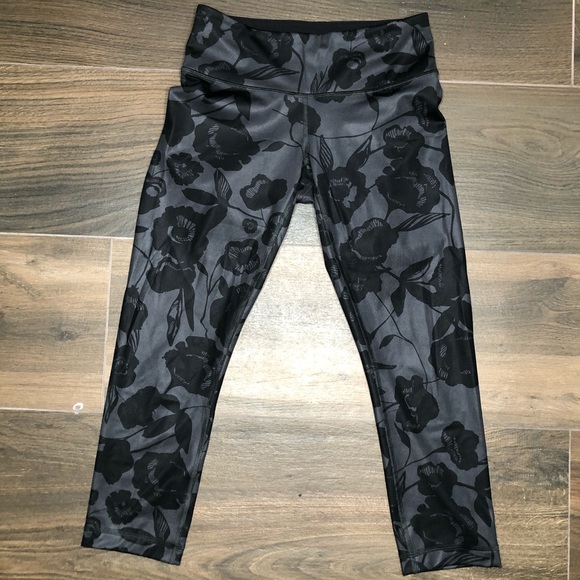lululemon athletica Pants - Lululemon black rose capris